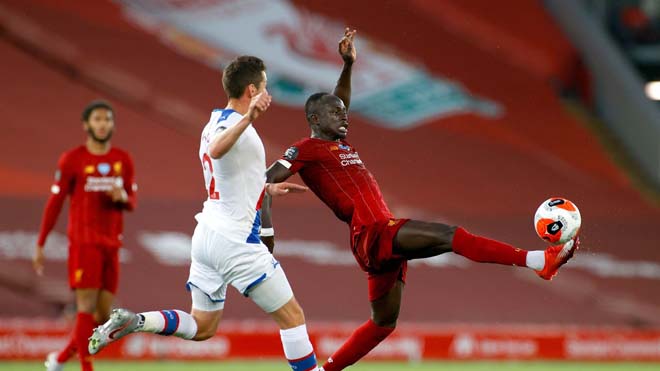 Liverpool (áo đỏ) có một trận đấu lấn lướt trước Crystal&nbsp;Palace