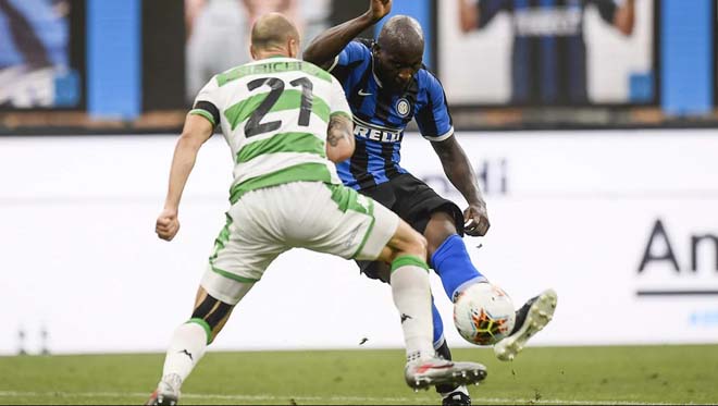 Lukaku (áo xanh đen) ghi bàn, nhưng Inter không thắng