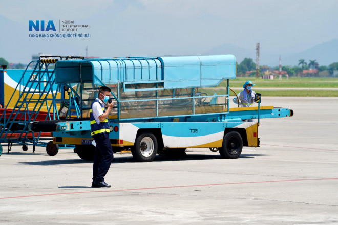 &#34;Đột nhập&#34; khu bay Nội Bài trong cái nắng nóng cực điểm hơn 62 độ C - 5