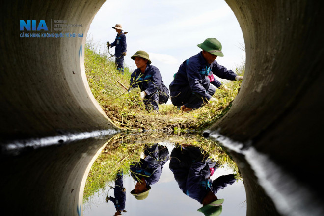 Đội bảo trì sân đường tiến hành cắt cỏ, nạo vét mương