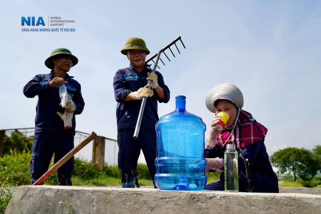 Tranh thủ nghỉ giải lao ngay dưới trời nắng