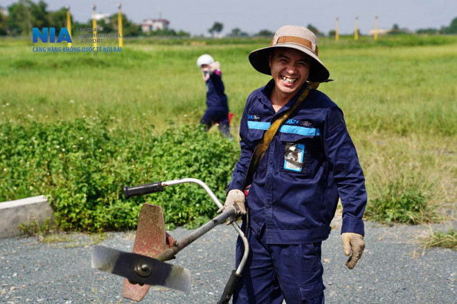 &#34;Đột nhập&#34; khu bay Nội Bài trong cái nắng nóng cực điểm hơn 62 độ C - 36