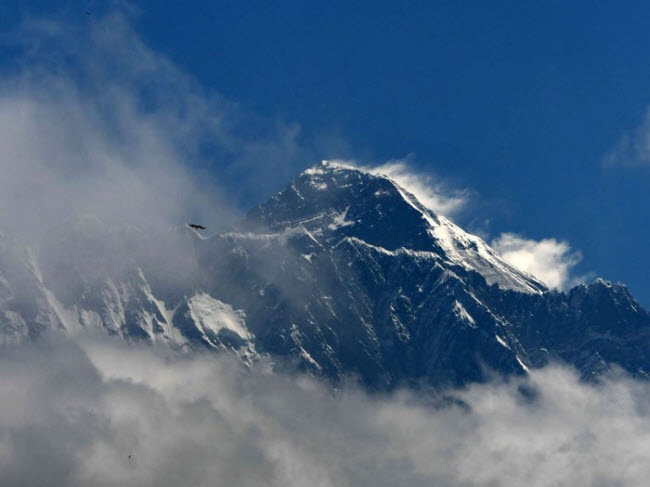 Núi Everest: Với chiều cao 8.848 m, ngọn núi nằm ở Nepal và Trung Quốc là ngọn núi cao nhất thế giới. Nó cũng trở thành một trong những địa điểm hấp dẫn nhất dành cho những người đam mê leo núi.
