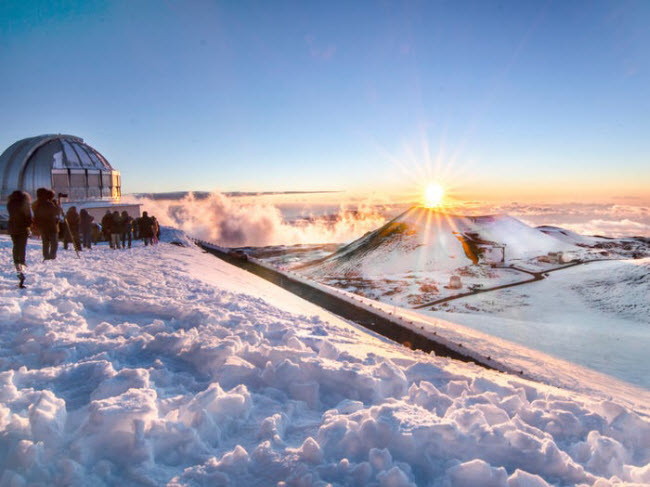 Núi Mauna Kea, Hawaii: Độ cao nhìn thấy của núi Mauna Kea là 4.205 m, nhưng chiều cao thực sự đo từ đáy đại dương của nó là 10.204 m. Đỉnh núi được bao phủ bởi tuyết trắng, nên nơi đây là địa điểm ưa thích dành cho du khách thích trượt tuyết.
