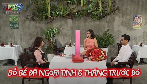 Chia sẻ về hoàn cảnh gia đình, chị Ly rơi nước mắt.