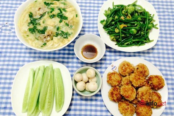 Cơm ngon với canh chua măng sườn và chả cốm thịt băm