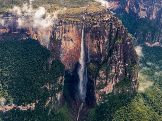 Thác Angel, Venezuela: Với chiều cao 979m, Angel là thác nước cao nhất trên thế giới. Dòng thác bắt nguồn từ trên cao nguyên Guiana ở Venezuela cũng được UNESCO công nhận là di sản thế giới.
