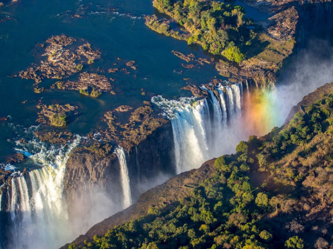 Thác Victoria: Nằm dọc biên giới giữa Zimbabwe và Zambia, thác Victoria có lưu lượng lớn nhất thế giới với chiều rộng lên tới 1.600 m.

