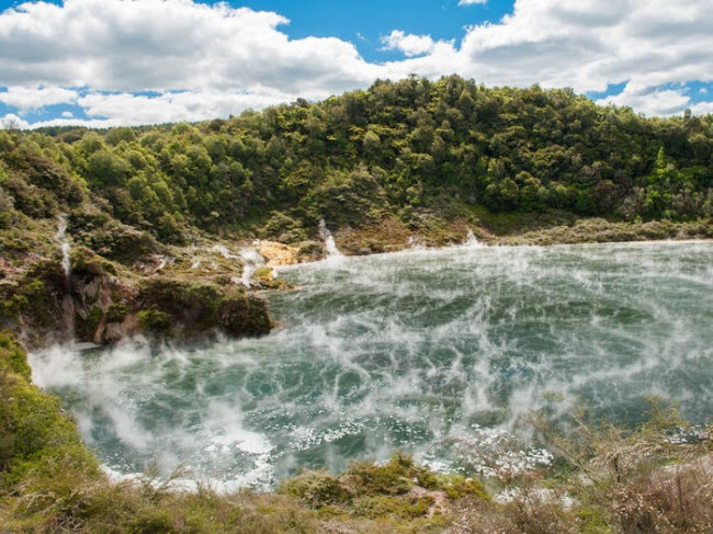 Hồ Frying Pan, New Zealand: Hồ “Chảo chiên” ở thung lũng núi lửa Waimangu là suối nước nóng lớn nhất thế giới. Nhiệt độ trung bình trong hồ từ 43 độ C tới 54 độ C, nhưng nước trong hồ chứa nhiều axít không phù hợp để tắm.
