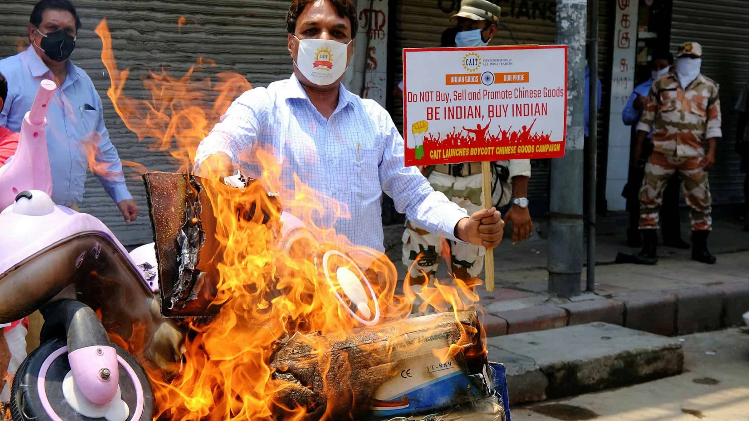 Người biểu tình Ấn Độ đốt hàng hóa Trung Quốc ở thủ đô New Delhi trong tuần này. Ảnh: Bloomberg