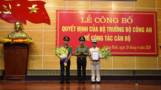 Thiếu tướng Trần Quốc Tỏ - Thứ trưởng Bộ Công an trao quyết định tặng cho Đại tá Nguyễn Tiến Nam (bên phải) và tặng hoa chúc mừng Đại tá Trần Hải Quân (bên trái)