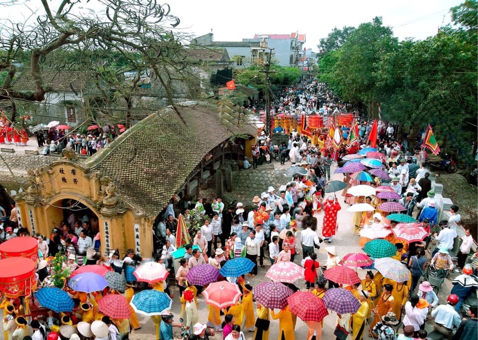 Lễ hội chùa Lương vào giữa tháng Ba âm lịch hàng năm luôn thu hút rất đông du khách thập phương. Cầu Ngói là địa điểm lý tưởng nhất để ngắm toàn cảnh đoàn rước lễ nên thường rất đông người. (Ảnh tư liệu)