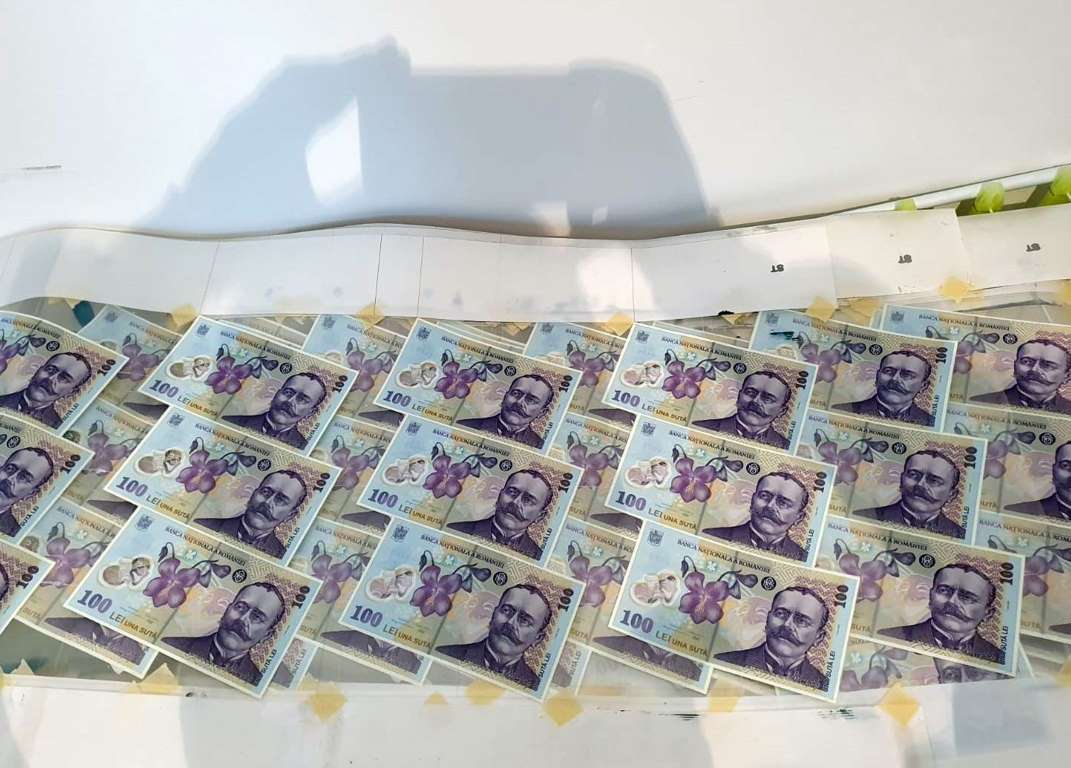 Các tờ tiền&nbsp;100 Leu Romania giả với độ tinh xảo ngày càng lớn (Ảnh: Bloomberg)