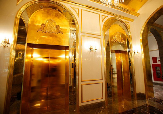 Bên trong các thang máy đều phủ vàng 24k  
