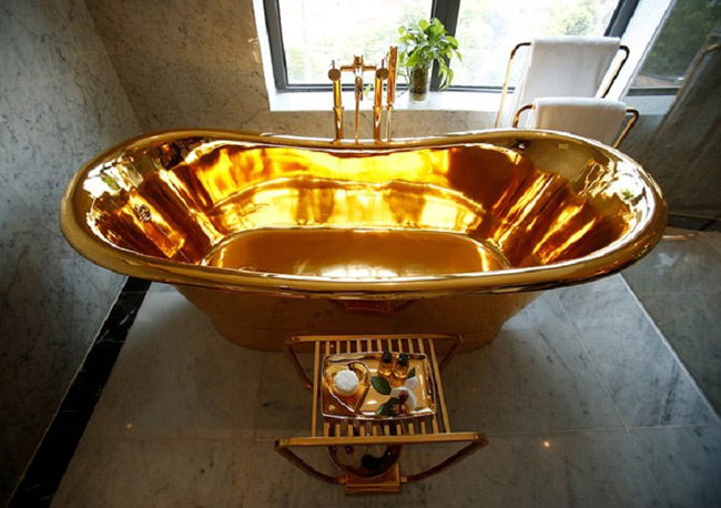Toàn bộ các thiết bị vệ sinh, bồn tắm, sen vòi vệ sinh… đều được phủ vàng 24K
