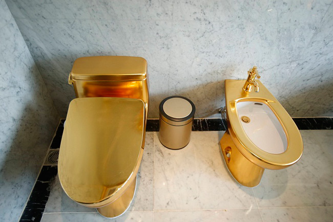 Toàn bộ các thiết bị vệ sinh, bồn tắm, sen vòi vệ sinh… đều được phủ vàng 24K
