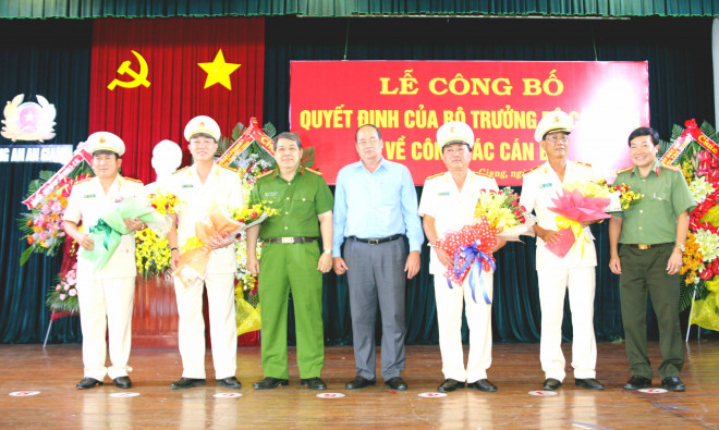 Lãnh đạo Bộ Công an và UBND tỉnh An Giang tặng hoa chúc mừng lãnh đạo công an tỉnh này vừa được bổ nhiệm.