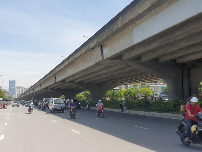 Những ngày gần đây, khu vực Bắc Bộ và Trung Bộ bước vào đợt nắng nóng gia tăng trên diện rộng. Người dân Hà Nội phải hứng chịu cái nóng lên tới gần 40 độ C - cường độ nắng nóng có thể tương đương với ngày nóng kỷ lục cuối tháng 5 vừa qua. Ghi nhận của PV Báo Giao thông, thời tiết nắng nóng đã khiến giao thông tại Thủ đô xuất hiện nhiều vi phạm và nguy cơ mất ATGT.