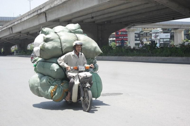 Một số người lao động khác lại bất chấp nắng nóng đỉnh điểm vào giữa trưa để hoạt động, chở hàng hóa cồng kềnh nhằm tránh sự phát hiện, xử lý của cơ quan chức năng.