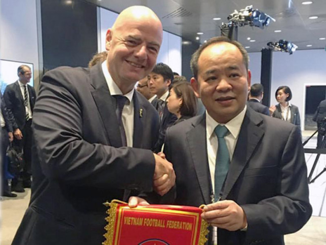 Chủ tịch FIFA Gianni Infantino và Chủ tịch LĐBĐ Việt Nam Lê Khánh Hải. Ảnh: BBĐ