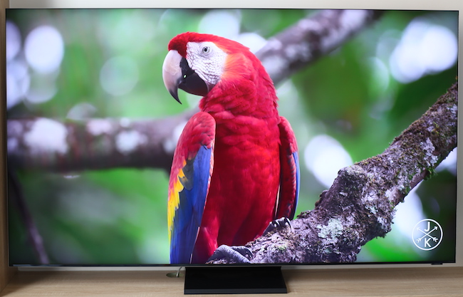 Trong dải sản phẩm TV đời 2020, Samsung cũng đã giới thiệu dòng TV QLED 8K vô cực của mình. Trong ảnh là chiếc QA65Q950TS kích thước 65-inches, có giá 119,9 triệu đồng.
