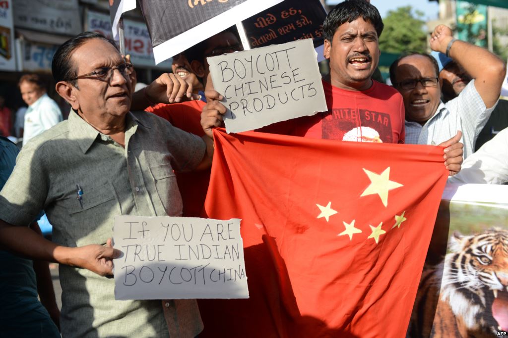 Phong trào tẩy chay hàng hóa Trung Quốc tại Ấn Độ (ảnh: Indian Express)
