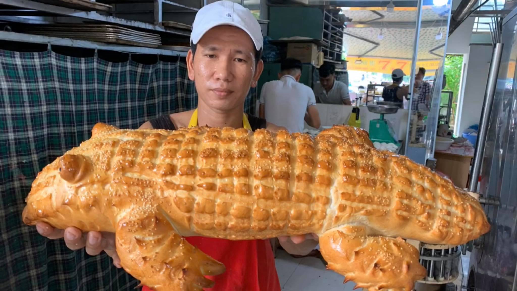 Bánh mì&nbsp;cá sấu có trọng lượng 1,5 kg, dài 60 cm. Gây ấn tượng bởi ngoại hình khác biệt, đây đang là chiếc bánh mì "hot" nhất mạng xã hội những ngày qua. (Ảnh: Lang Thang An Giang)