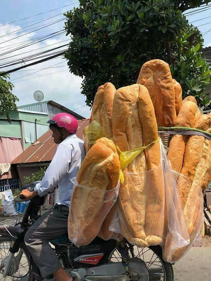 Bánh mì khổng lồ An Giang cũng từng gây sốt và được lên báo nước ngoài vì ngoại hình khổng lồ