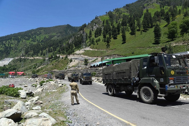 Đoàn xe quân sự Ấn Độ&nbsp;tiến vào vùng Ladakh.