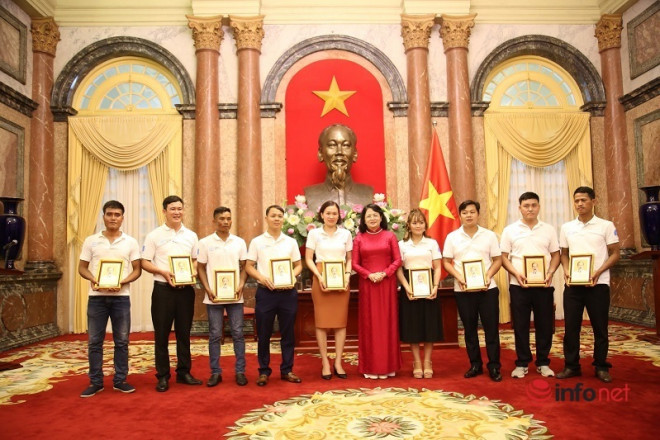Phó Chủ tịch nước Đặng Thị Ngọc Thịnh gặp mặt các gia đình trẻ tiêu biểu (Cứ A Súa thứ 4 từ trái sang phải ảnh).