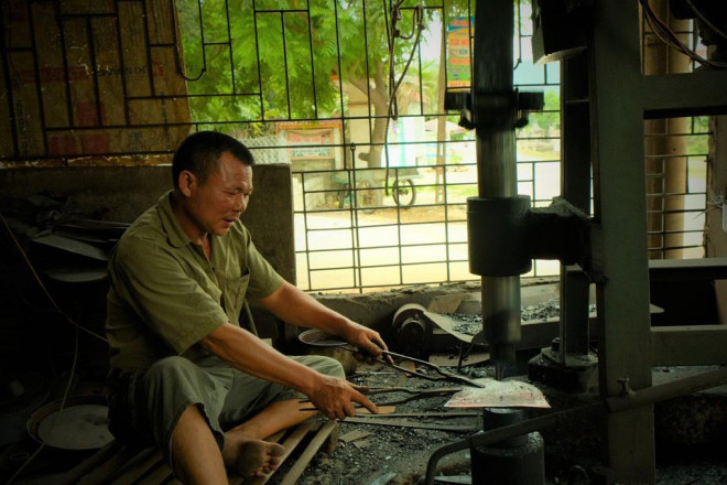 Ông Trịnh Văn Hạnh, người có thâm niên hàng chục năm làm cuốc, xẻng, vét... xuất đi khắp nơi trong cả nước