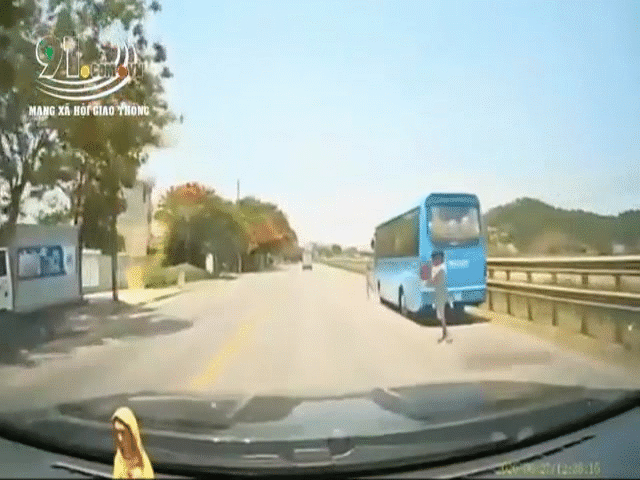Video: Tránh bé gái chạy sang đường, tài xế xử lý xuất thần khiến người chứng kiến "tái mặt" vì sợ hãi