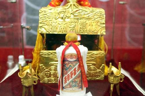 Một chai "Tinh trang Hán Đế Mao Đài" đang giữ kỷ lục khi được bán với giá 8,9 triệu NDT (khoảng 30,2 tỷ đồng) trong một phiên đấu giá tại hội chợ triển lãm năm 2007.