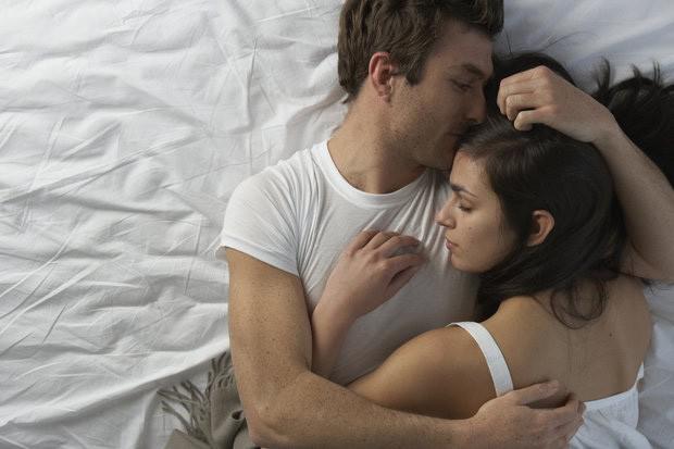 Ngủ cùng nhau trên một chiếc giường có thể đem lại lợi ích bất ngờ cho các cặp đôi, chứ không khiến bạn ngủ không ngon như nhiều người nghĩ - ảnh minh họa từ Internet
