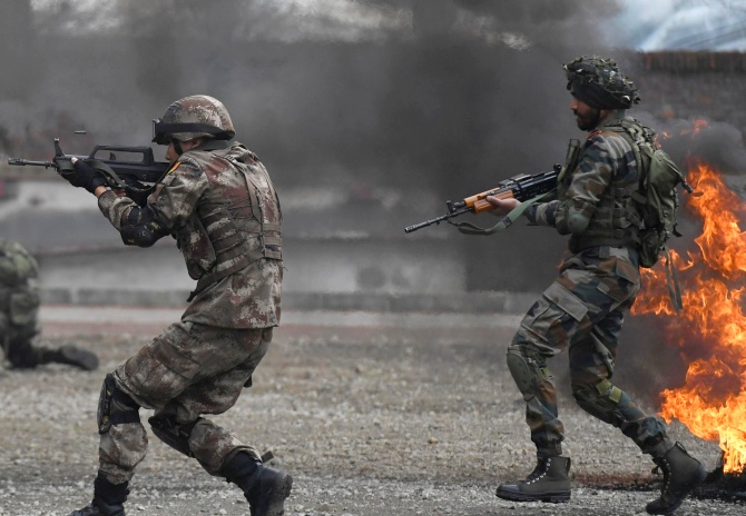 Binh lính Trung Quốc và Ấn Độ trong một cuộc tập trận chung. Ảnh: Reuters