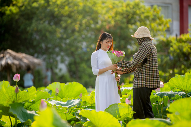 Nắng nóng như đổ lửa, chị em vẫn “phơi mình” tạo dáng dưới đầm sen - 5