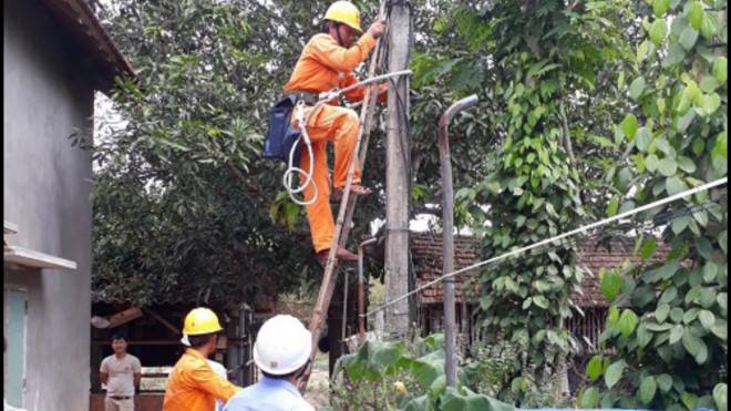 Nhân viên Điện lực Phú Phong kiểm tra hiện trường vụ ông Nguyễn Văn T. trộm cắp điện lần 3.