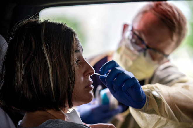 Một phụ nữ được lấy mẫu xét nghiệm virus SARS-CoV-2 tại TP Austin, bang Texas - Mỹ hôm 28-6. Ảnh: Reuters