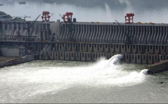 Đập Tam Hiệp xả nước ngày 13-5-2006. Ảnh: China Photos/GETTY IMAGES