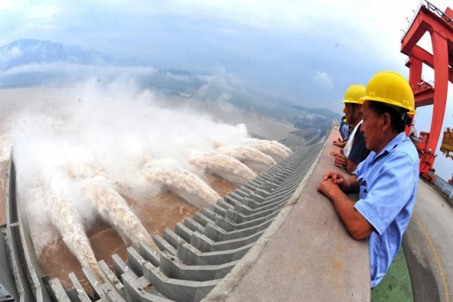 Công nhân quan sát đập Tam Hiệp xả nước sau một đợt mưa lớn ngày 24-7-2012. Ảnh: STR/AFP/GETTY IMAGES