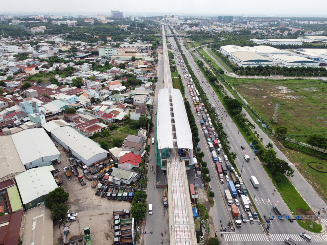 Trong số 11 nhà ga trên cao thuộc gói thầu này, hiện 10 ga đã hoàn thành lợp mái cùng các hạng mục cơ bản