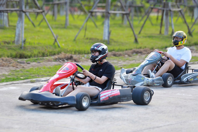 Go-Kart là tên gọi của loại xe trần, có 4 bánh, thường được chạy trên những mô hình đường đua thu nhỏ. Rất nhiều tay đua F1 nổi tiếng trên thế giới đã từng chơi Go-Kart như một phần làm quen trong hành trình trở thành tay đua chuyên nghiệp của mình.
