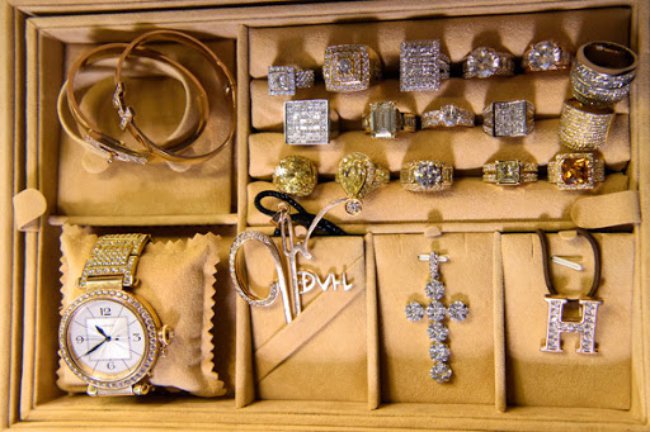 Bộ sưu tập những món phụ kiện đính kim cương có giá trị khủng của Đàm Vĩnh Hưng.
