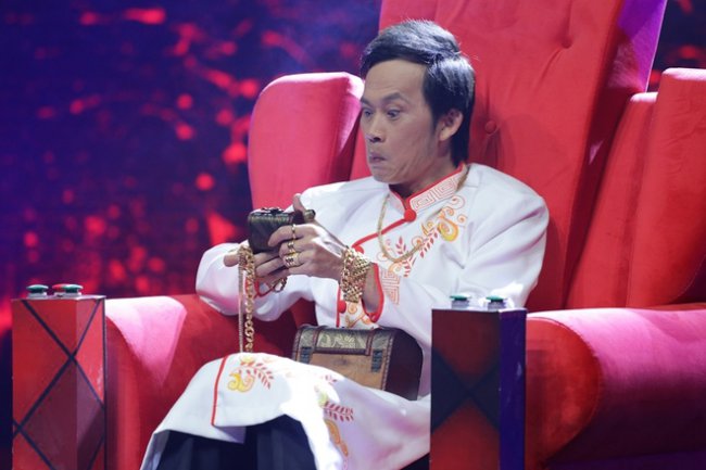 Trong một chương trình gameshow, Hoài Linh từng gây chú ý khi xuất hiện với hình ảnh dát vàng đầy người. Tuy nhiên, đây chỉ là những món phụ kiện để nam danh hài vào vai diễn trong chương trình.
