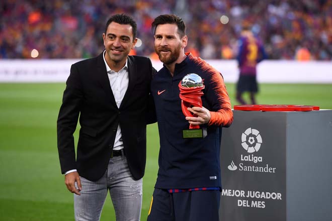 Xavi (trái) có thể trở lại dẫn dắt Barca