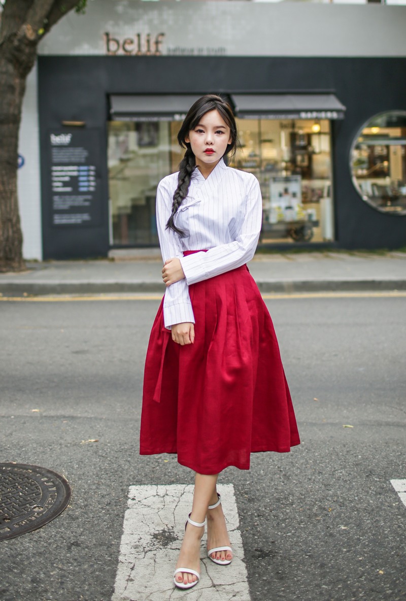 Hanbok trở nên quen thuộc hơn với lớp trẻ nhờ thiết kế hiện đại.