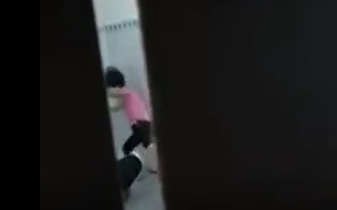Bé gái bị người đàn ông đánh, xách cổ, đập đầu vào tường (ảnh cắt từ clip)