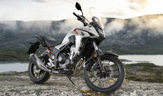 2020 Honda CB400X màu trắng ngọc trai.