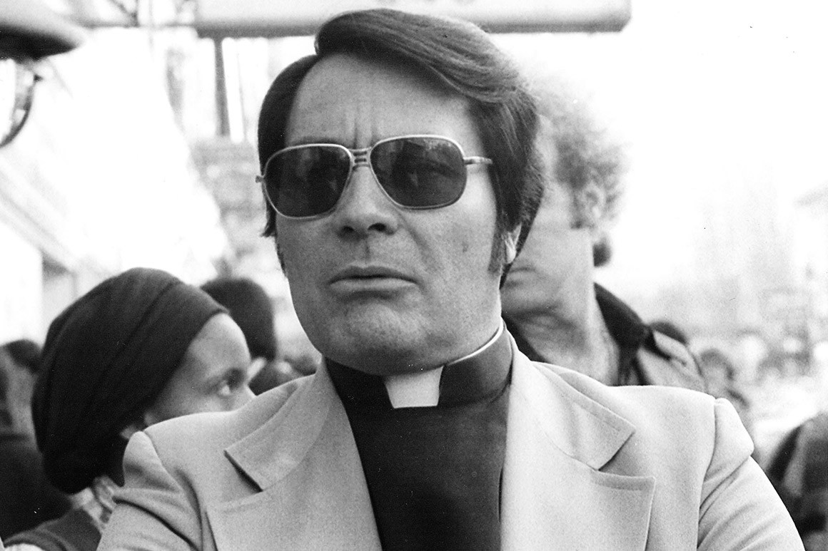 Jim Jones – giáo chủ người da trắng bức tử hàng trăm người da đen (ảnh: History)