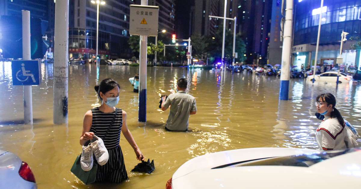 Người dân Trung Quốc bì bõm trong lụt lội (ảnh: Xinhua)